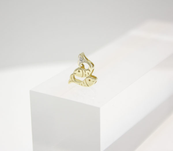 Gouden vissen sterrenbeeld hanger met diamant
