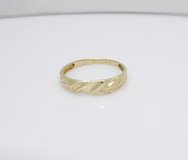 Gouden ring Scandinavisch design