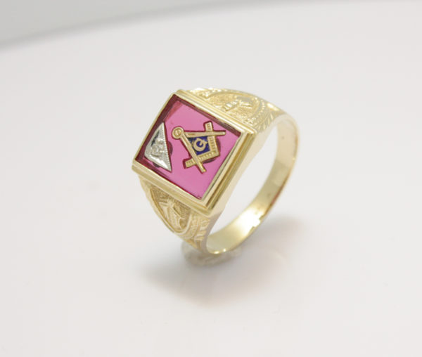 Gouden heren zegelring Vrijmetselarij rode steen robijn met diamant