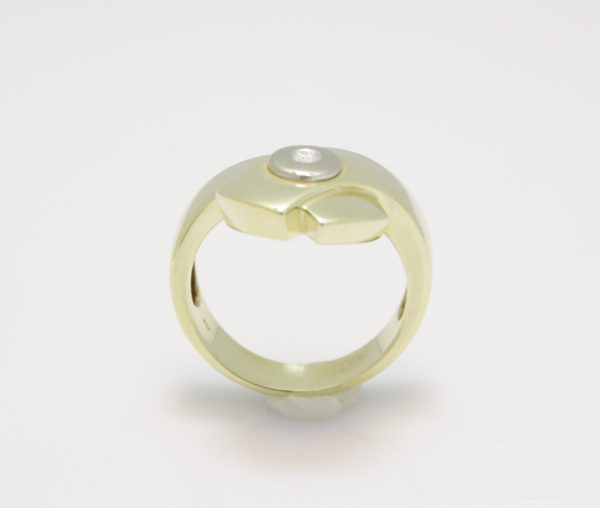 Gouden ring strikje met diamant