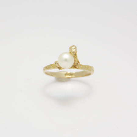 Gouden ring Scandinavisch design van Lapponia met parel