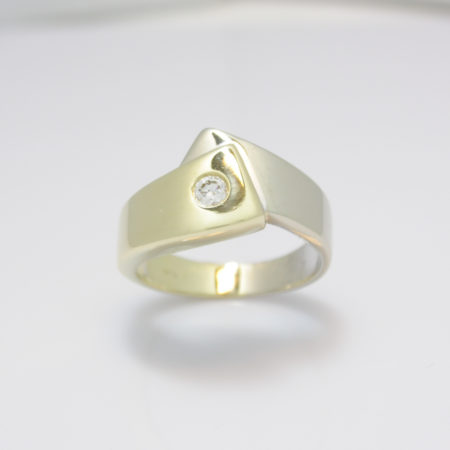 Bi-color gouden ring strikje met diamant