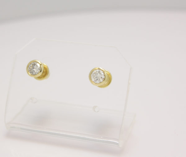 Gouden oorbellen met diamant