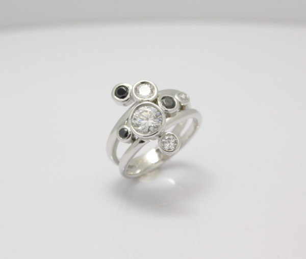 Zilveren ring met zwarte steen en zirkonia