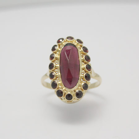 Gouden vintage entourage ring met granaat