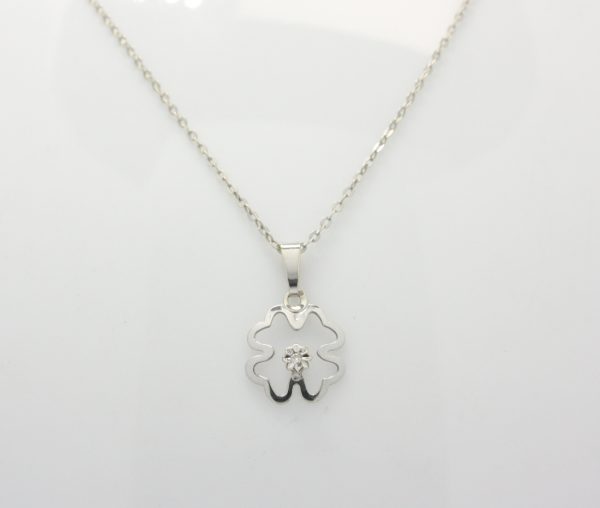Wit gouden ketting en hanger klaverblad met diamant