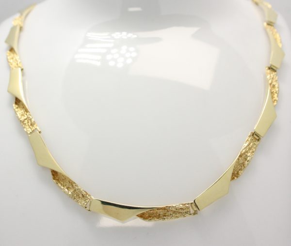 Gouden collier Scandinavisch design